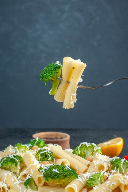 Vista frontal pasta cocida con brócoli sobre fondo gris pimienta color comida comida masa ensalada verde foto femenina