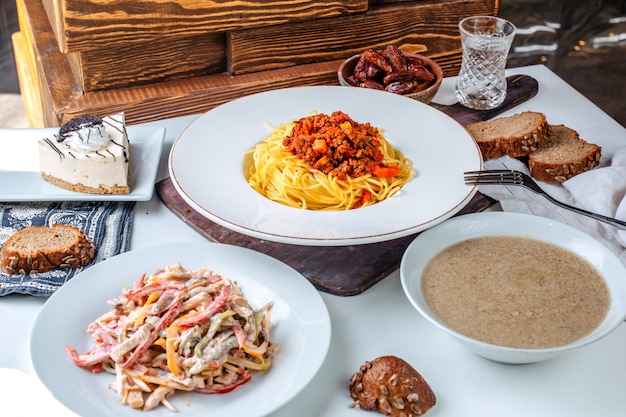 Foto gratuita vista frontal pasta cocida junto con ensalada fresca y sopa en la superficie marrón