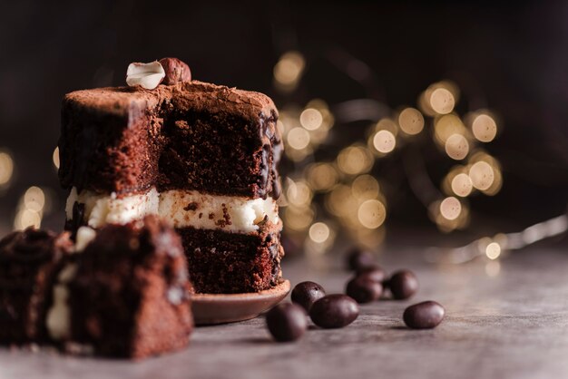 Vista frontal del pastel con chispas de chocolate