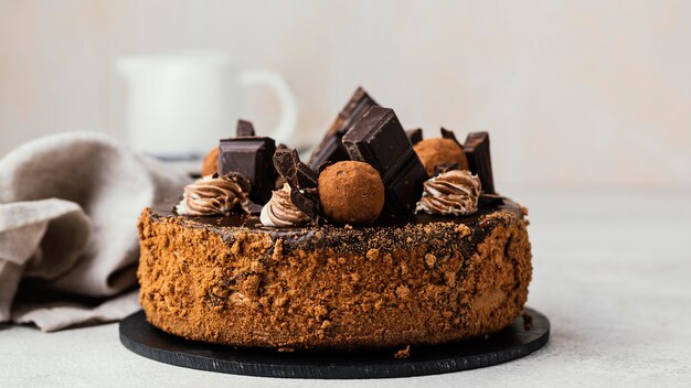 Vista frontal del pastel de chocolate dulce