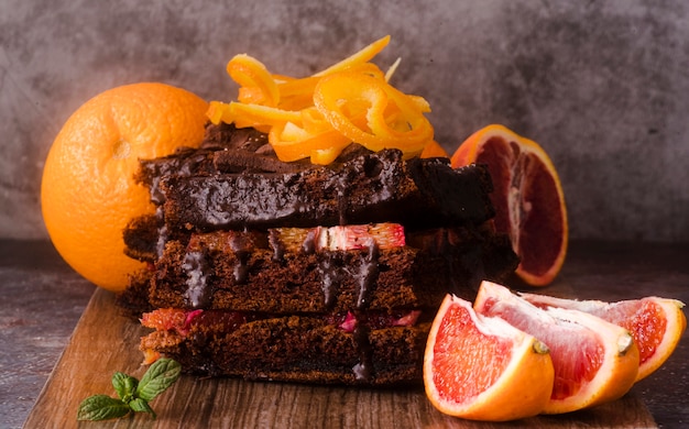 Vista frontal del pastel de chocolate con frutas y menta