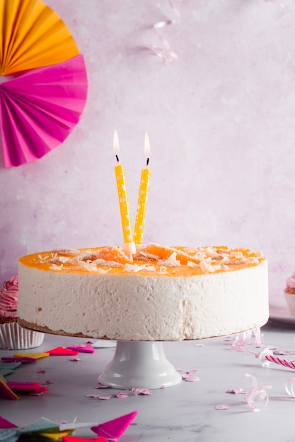 Vista frontal del pastel de cumpleaños con velas encendidas