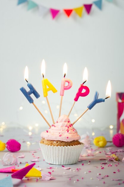 Vista frontal de pastel de cumpleaños con velas encendidas