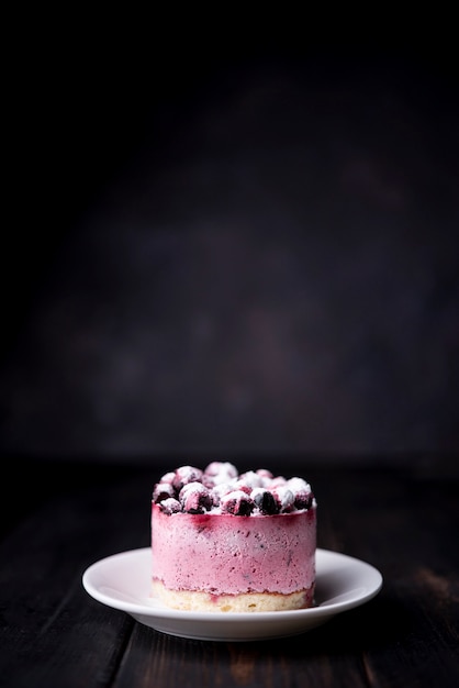 Vista frontal del pastel de frutas en un plato con espacio de copia