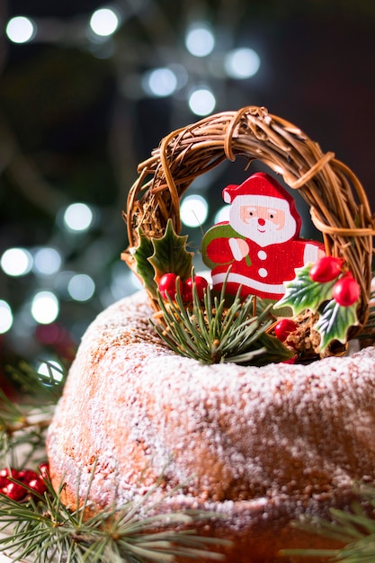 Foto gratuita vista frontal del pastel de navidad con decoración de santa