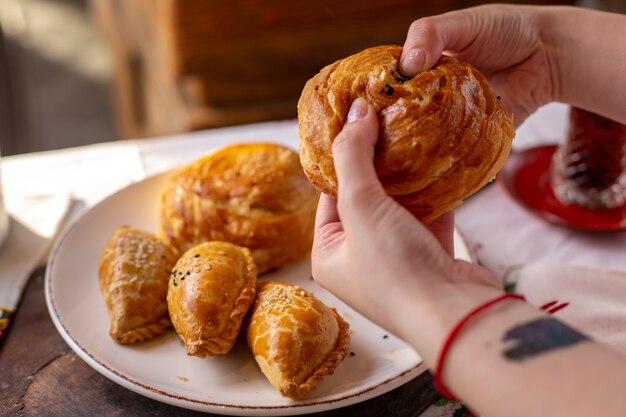 Una vista frontal pasteles horneados qogals y otras panaderías galletas hora del té sabrosa pasta de masa ceremonia sobre la mesa