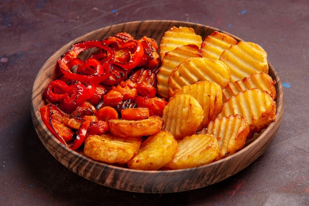 Foto gratuita vista frontal de patatas al horno con verduras cocidas en el espacio oscuro