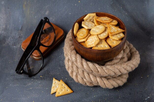 Vista frontal de patatas fritas y galletas con cuerdas y gafas de sol.