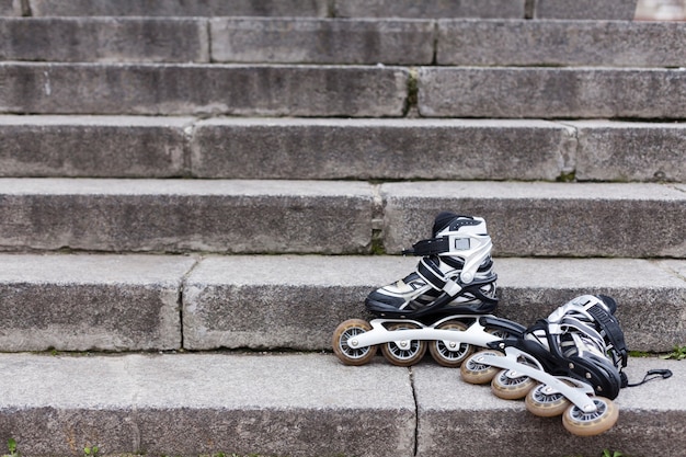 Vista frontal de patines en las escaleras con espacio de copia