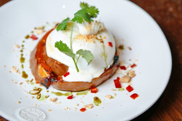 Vista frontal pechuga de pollo frito con crema agria y hierbas en un plato