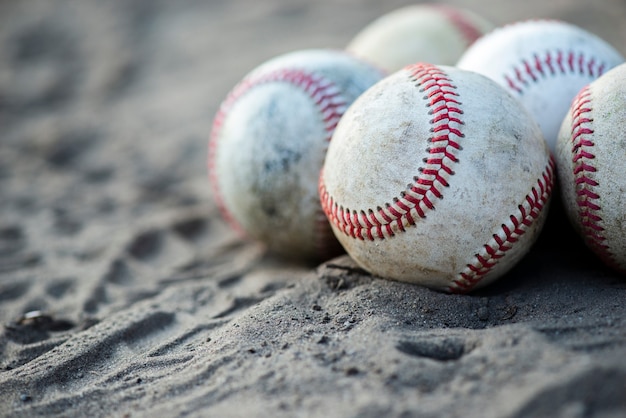 Vista frontal de pelotas de béisbol sucias