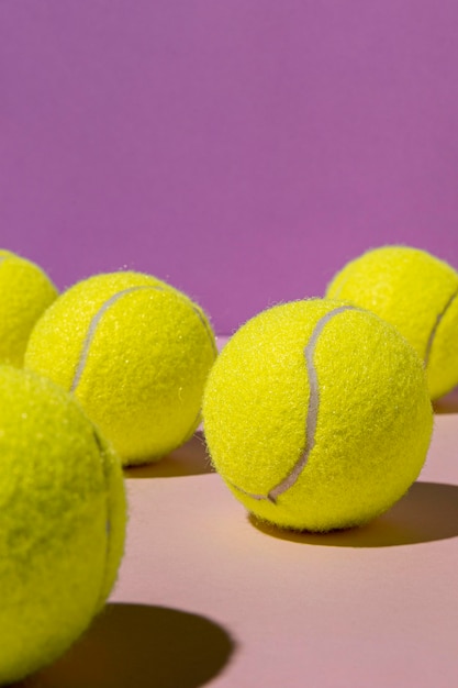 Vista frontal de pelotas de tenis con espacio de copia