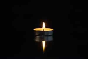 Foto gratuita vista frontal de la pequeña vela encendida en negro