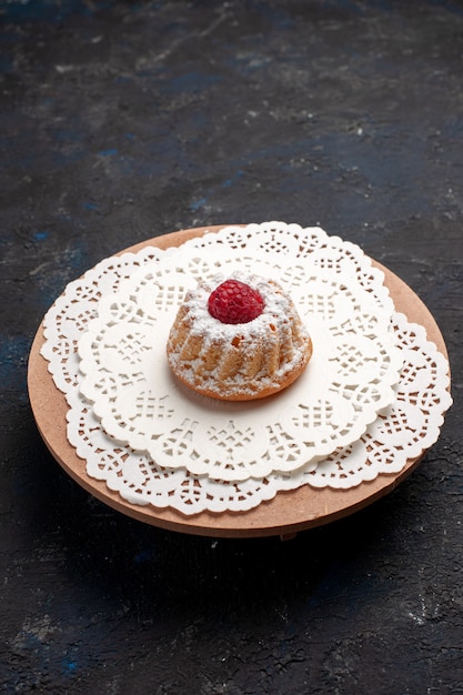 Foto gratuita vista frontal pequeño pastel de crema con frambuesa en el dulce de frutas de escritorio oscuro