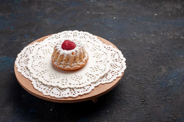 Vista frontal pequeño pastel con frambuesa en la superficie oscura pastel de galletas dulce