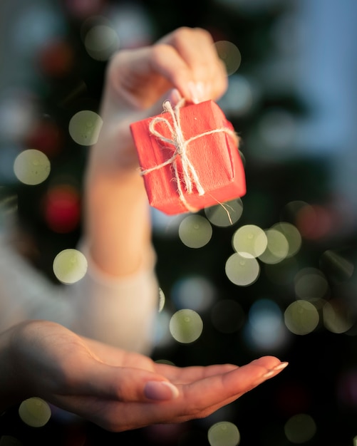 Foto gratuita vista frontal pequeño regalo envuelto en navidad