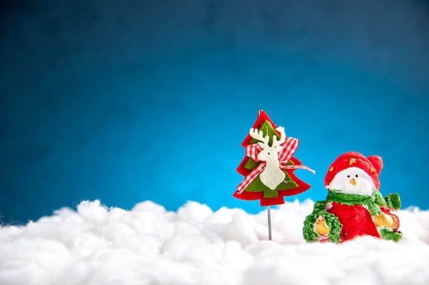 Foto gratuita vista frontal pequeños juguetes de navidad sobre fondo azul.