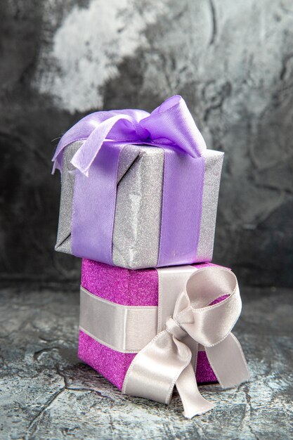 Vista frontal pequeños regalos púrpuras