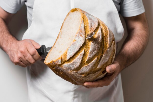 Vista frontal persona cortando rebanadas de pan