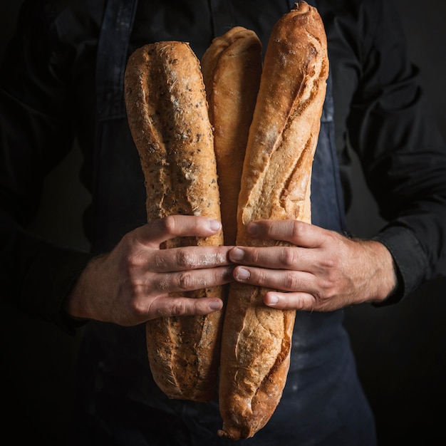 Vista frontal persona sosteniendo pan