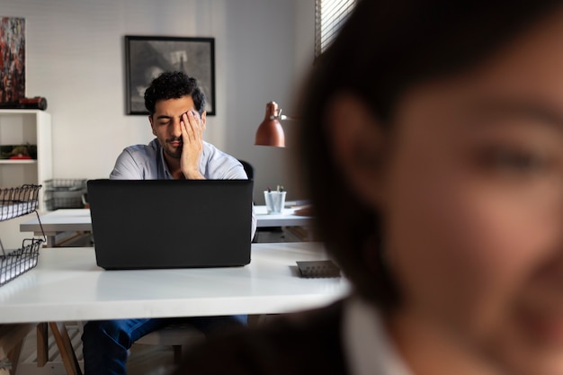 Vista frontal de personas ansiosas en el trabajo