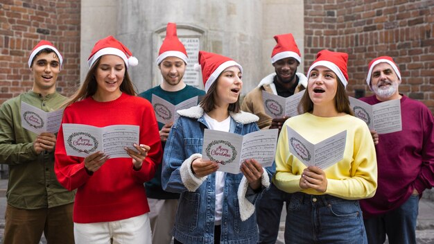 Vista frontal personas cantando juntas al aire libre