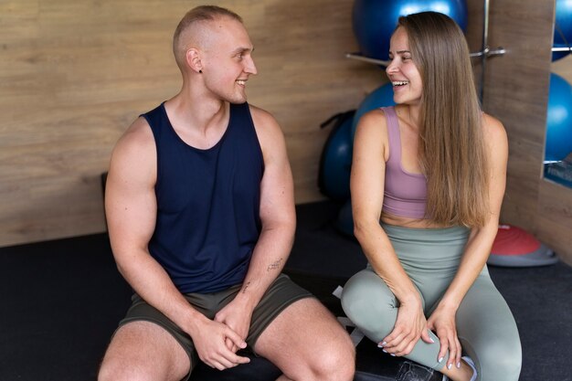 Vista frontal de personas charlando en el gimnasio