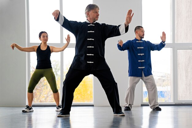 Vista frontal personas entrenando juntas