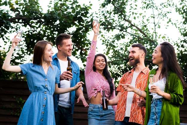 Vista frontal personas felices al aire libre