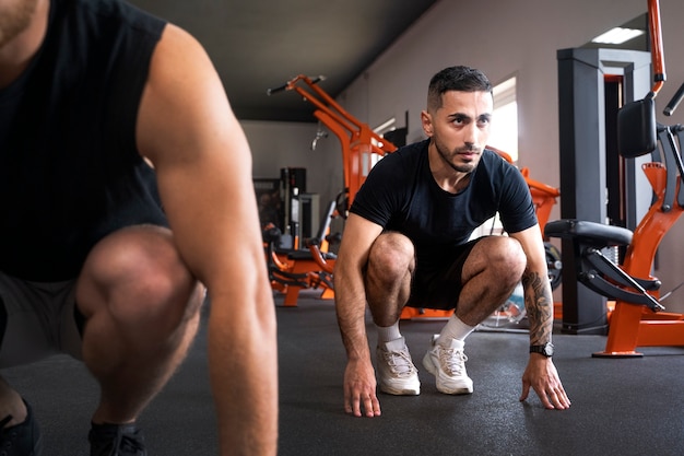 Vista frontal de personas haciendo burpees juntos