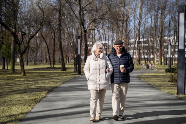 Vista frontal de personas mayores caminando en el parque