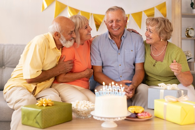 Vista frontal personas mayores celebrando cumpleaños