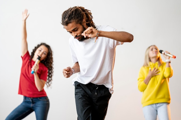 Vista frontal personas multirraciales cantando y bailando