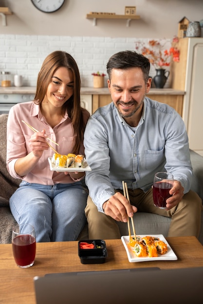 Vista frontal de personas con pedido de sushi.