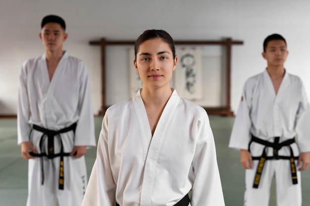 Vista frontal personas practicando taekwondo