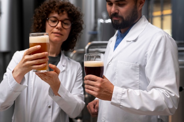 Vista frontal de personas que trabajan en la fábrica de cerveza.