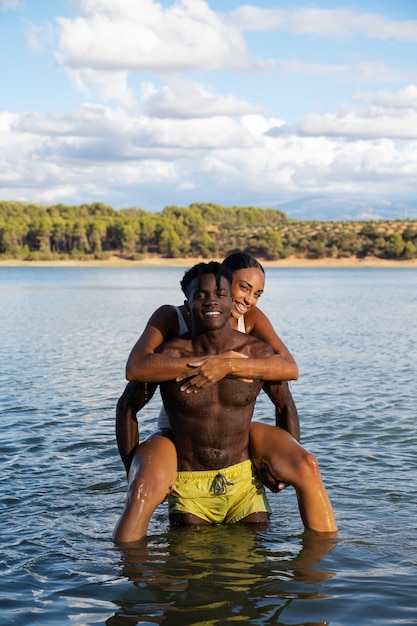 Vista frontal de personas sonrientes en el lago