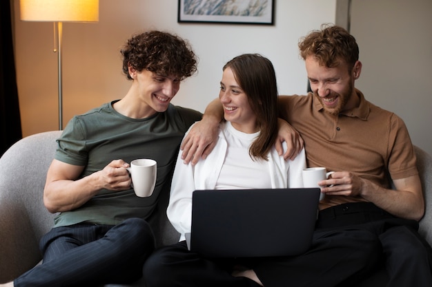 Foto gratuita vista frontal personas sonrientes con laptop