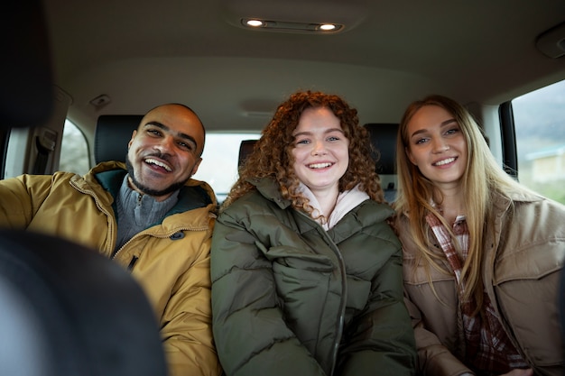 Vista frontal de personas sonrientes que viajan juntas