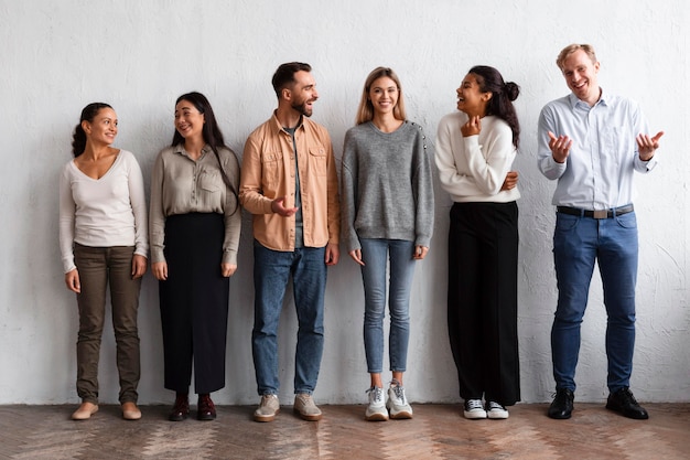 Foto gratuita vista frontal de personas sonrientes en una sesión de terapia de grupo