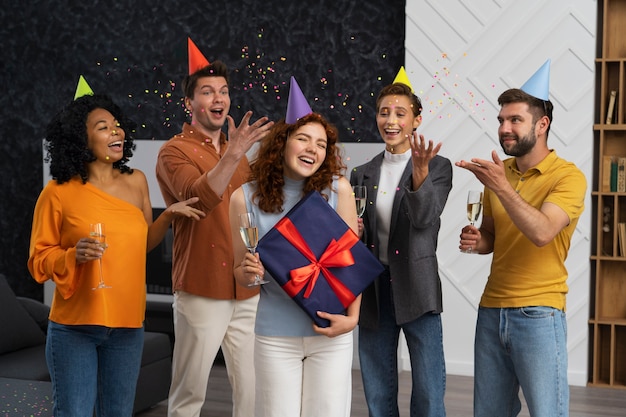 Foto gratuita vista frontal de personas sonrientes con sombreros de fiesta