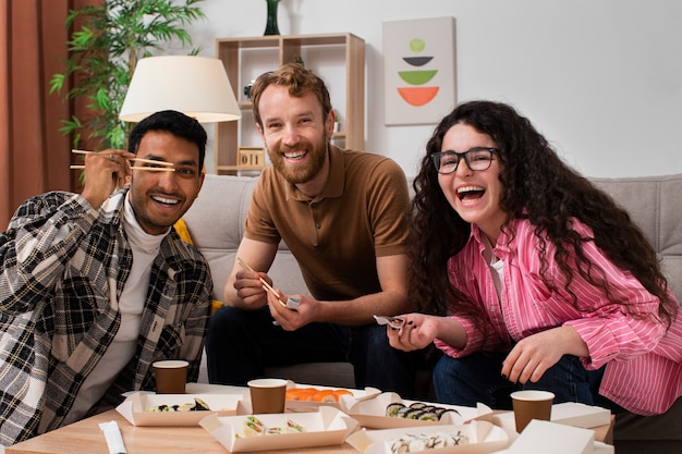 Vista frontal de personas sonrientes con sushi