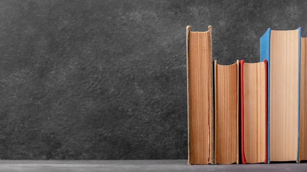 Vista frontal de la pila de libros con espacio de copia