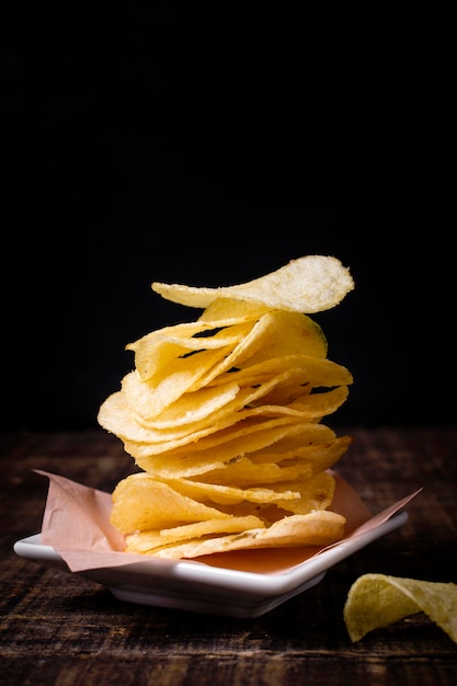 Vista frontal de la pila de papas fritas