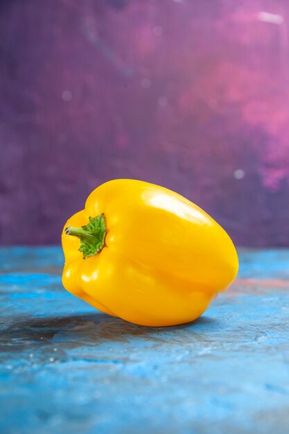 Vista frontal de pimiento amarillo en la mesa de color rosa azul ensalada de alimentos vegetales