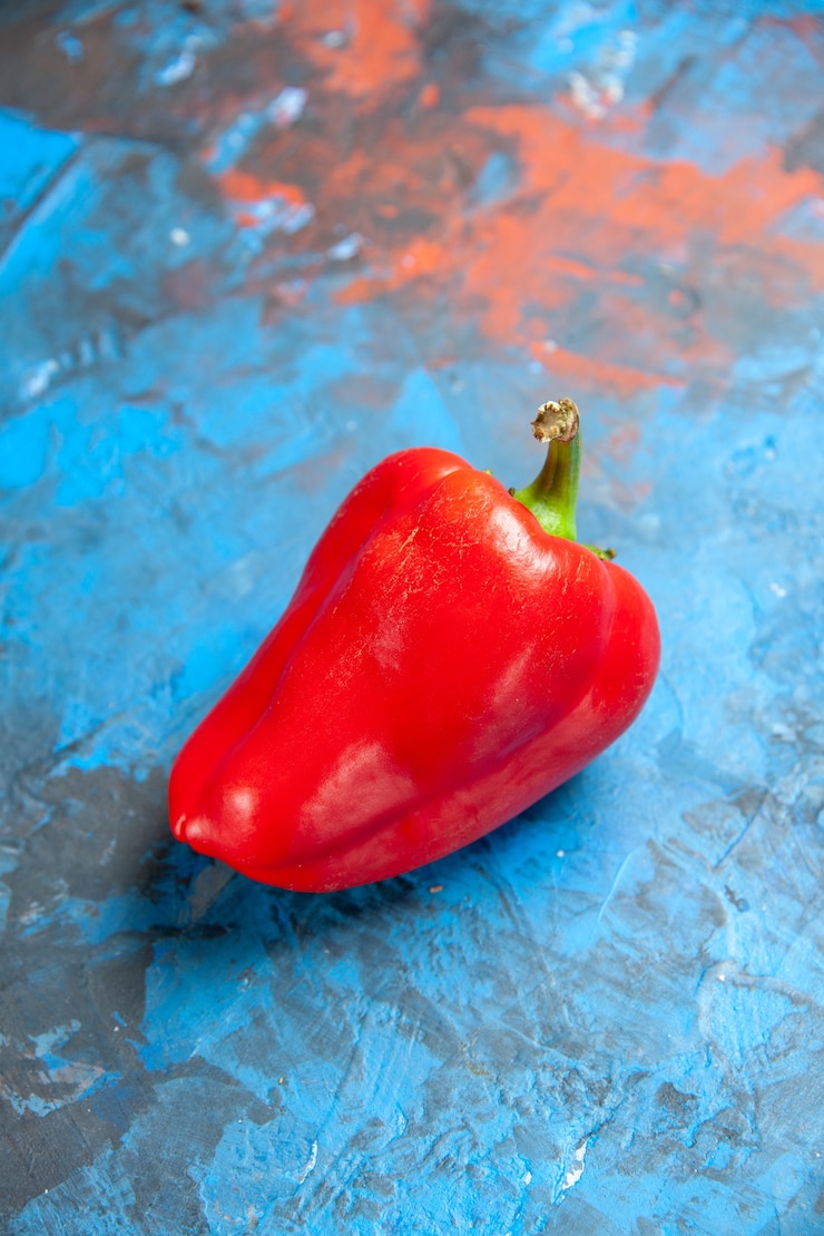 Foto gratuito vista frontal de pimiento rojo en el escritorio azul foto en color ensalada de alimentos vegetales