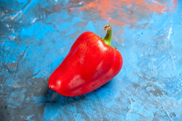 Vista frontal de pimiento rojo sobre la mesa azul foto en color ensalada de alimentos vegetales