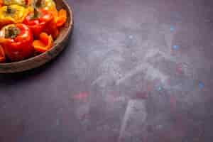 Foto gratuita vista frontal de pimientos cocidos con carne molida en el interior sobre un fondo gris comida comida carne cocina vegetal