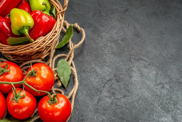 Vista frontal de pimientos frescos con tomates rojos