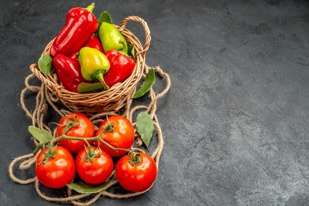 Vista frontal de pimientos frescos con tomates rojos